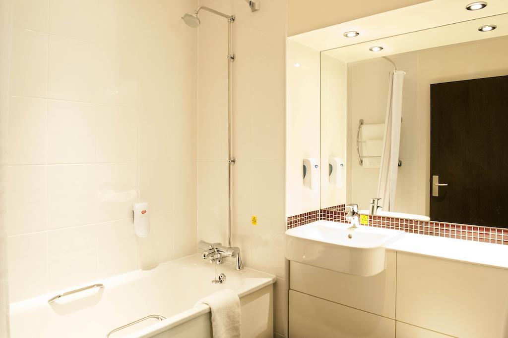 Premier Inn Stirling City Centre Номер фото